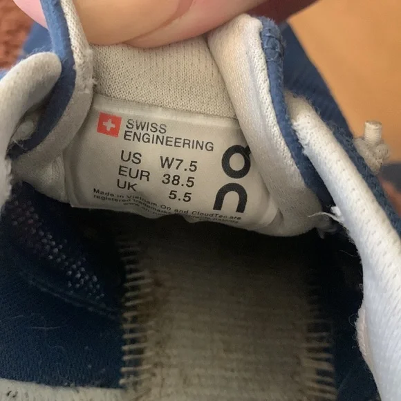 On cloud running sneakers in royal blue - Picture 3 of 8